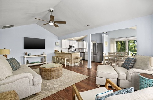 Deep Hole House | Coastal Cottage | Remodeled 3BR Oyster Bay II Retreat w/Beachy-Chic Decor, Single-Level Comfort