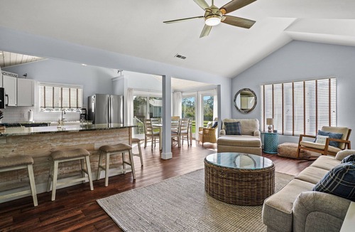Deep Hole House | Coastal Cottage | Remodeled 3BR Oyster Bay II Retreat w/Beachy-Chic Decor, Single-Level Comfort