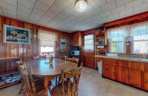 Seabrook Cottage | Coastal gem with free WiFi, backyard, & patio - walk to beach