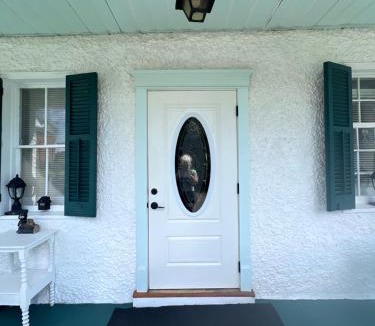 Washington House | Colonial 3BR House with tub,Fast Wi-Fi next to The INN