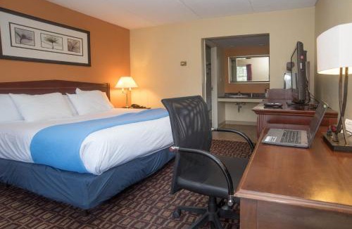 Lyndon Hotel | Colonnade Inn