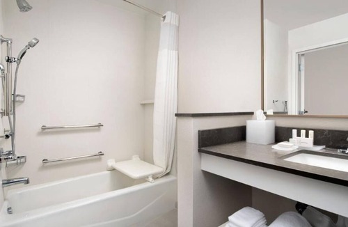 Florida City House | Comfort and Convenience! 4 Units Comes w/ Free Breakfast & Parking, Pets Allowed