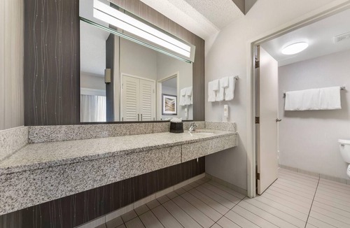 Bethlehem Hotel | Comfort Inn & Suites Bethlehem Lehigh Valley Airport