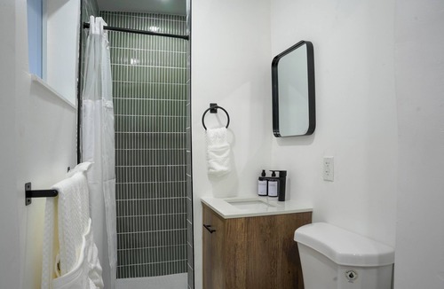 Old Northwood Historic District Hotel | Comfort Living 2BR Deluxe Suite