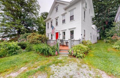 Castine House | Comfortable Getaway for Two w/Kitchenette - Right in the Heart of Downtown