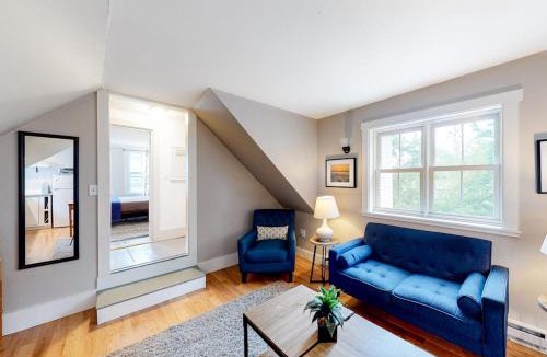 Castine House | Comfortable Getaway for Two w/Kitchenette - Right in the Heart of Downtown