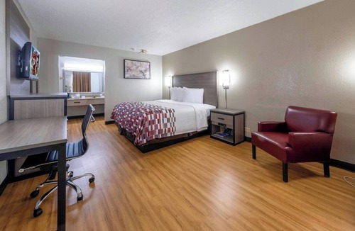 Charlottesville Hotel | Comfortable King Bed Stay Perfect for Exploring Monticello and Charlottesville