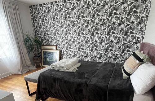 Newtonville House | Comfortable Poolside Luxury 21//2 hours from NYC