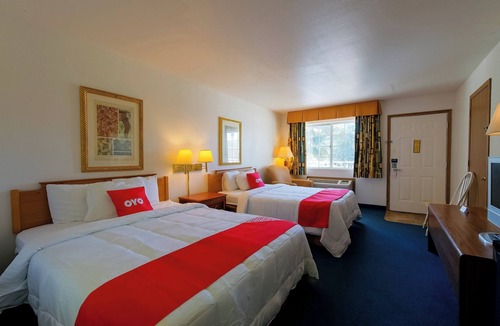 Eureka Springs Hotel | Comfortable Queen Bed Room w/Mini Fridge Near Onyx Cave Park
