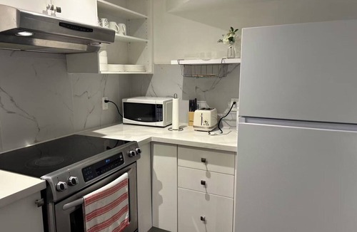 Richmond Hill House | Comfortable Two Bedroom Basement Suite with Full Kitchen Bathroom and Queen Beds