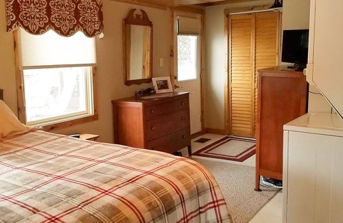 Oxford Cottage | Comforting lakefront cottage with gas fireplace, washer/dryer, firepit, & patio