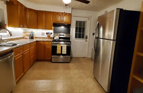 Elim House | Completely updated Cozy 2 Bedroom Home with View!
