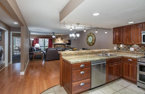 Table Rock Condo | Condo with screened porch on the bluffs of Lake Taneycomo! 59.99 golf package!