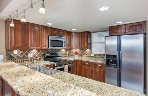 Table Rock Condo | Condo with screened porch on the bluffs of Lake Taneycomo! 59.99 golf package!