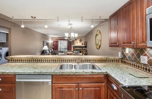 Table Rock Condo | Condo with screened porch on the bluffs of Lake Taneycomo! 59.99 golf package!