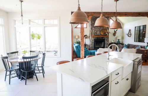 White Hall Bed & Breakfast | Contemporary Montview Room at The Inn at Stinson Vineyards