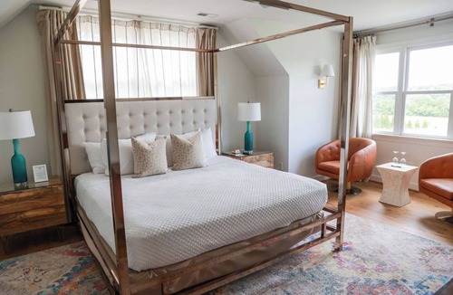 White Hall Bed & Breakfast | Contemporary Montview Room at The Inn at Stinson Vineyards