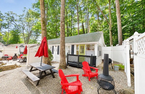 Wolfeboro Cottage | Cottage 12 - Year Round - Pet Friendly -1 King Bed/1 Bath & Courtyard