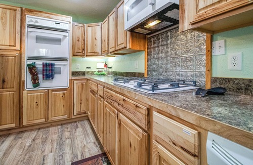 Cotter House | Cotter Home w/ Deck ~ 1 Mi to Big Spring Park!