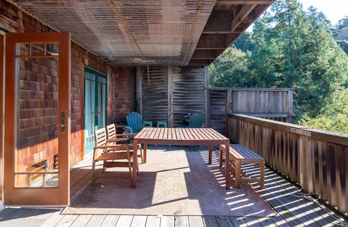 Berkeley Condo | Couples Condo Above Memorial Stadium