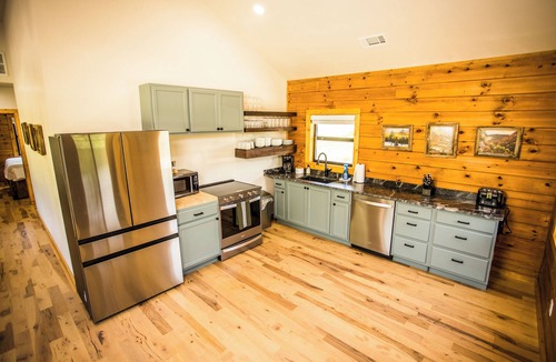 Jasper Cabin | Couples Retreat- 2 King Beds, Outdoor TV + Fire Pit, Near the Buffalo River!