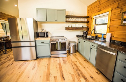 Jasper Cabin | Couples Retreat- 2 King Beds, Outdoor TV + Fire Pit, Near the Buffalo River!