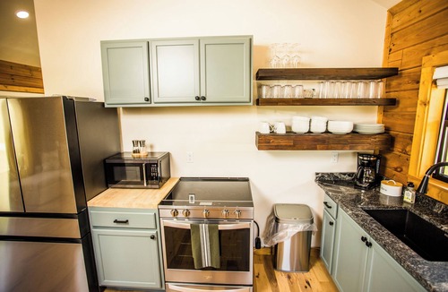 Jasper Cabin | Couples Retreat- 2 King Beds, Outdoor TV + Fire Pit, Near the Buffalo River!