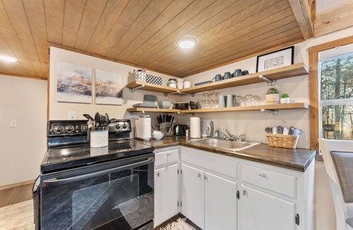 Parthenon Cabin | Couples Retreat, Elevated Hot tub w/View