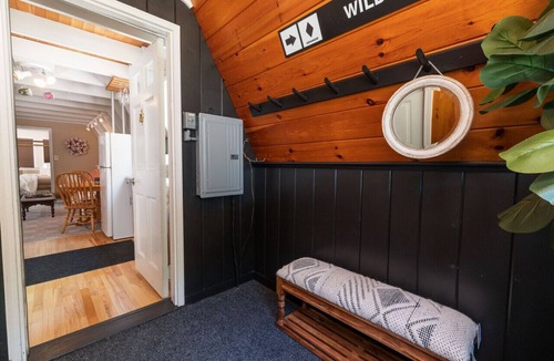 Intervale Ski Chalet | Cozy 1 Bed Chalet w/King Bed & Indoor Fireplace