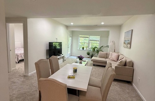 Haymarket House | Cozy 1-Bedroom private Suite-pet friendly