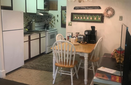 Bennington House | Cozy 1 Bedroom farm stay cottage