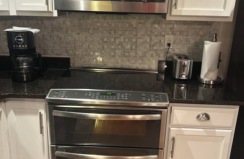 Hedgesville House | Cozy 2-bedroom townhome in delightful Hedgesville with AC and gym access.
