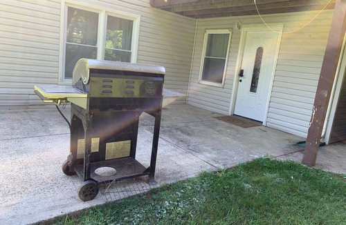 Aspen Hill Apartment | Cozy 2BR Basement Apartment with private entry in charming Silver Spring with AC