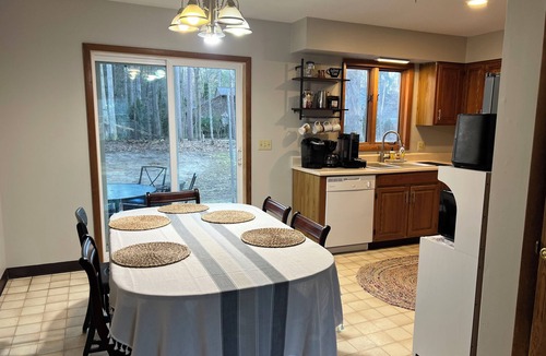 Malta House | Cozy 3-bedroom house with a pool. Close to SPAC, Track and Downtown