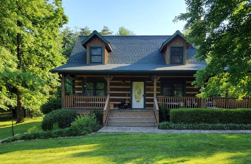 Broad Run Cabin | Cozy 4 Bedroom Cabin in Broad Run