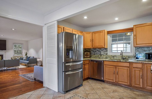 Fairfax House | Cozy 4-BR Getaway :Private yard, Gazebo & Grill,