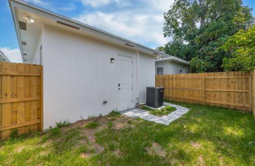 Westgate House | Cozy and Fully Equipped Studio in West Palm Beach