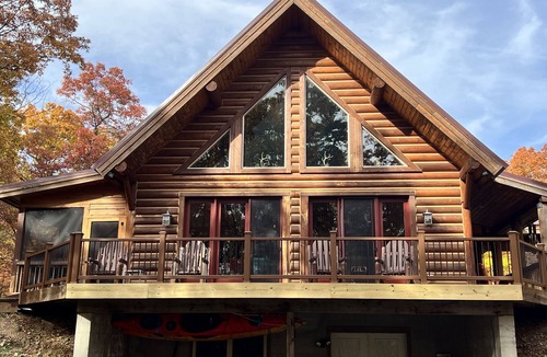 Baker Cabin | Cozy and Private Log Cabin!