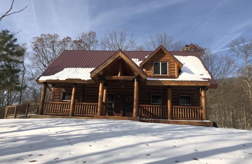 Baker Cabin | Cozy and Private Log Cabin!