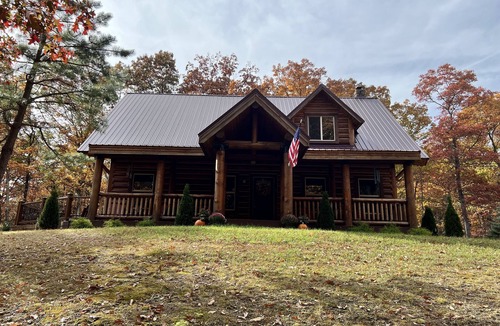 Baker Cabin | Cozy and Private Log Cabin!