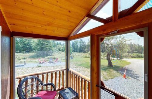 East Sullivan House | Cozy Cabin with Ocean and Mountain Views, Free Internet
