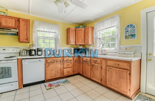 Narragansett House | Cozy Cape, Expansive Deck and Backyard, Close to Beach and Nature Preserve