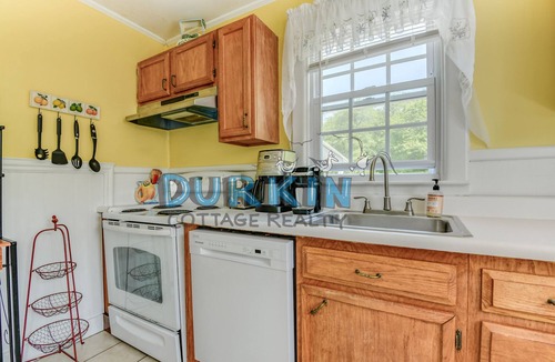 Narragansett House | Cozy Cape, Expansive Deck and Backyard, Close to Beach and Nature Preserve