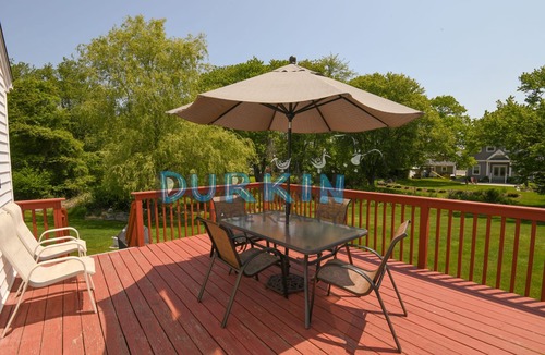 Narragansett House | Cozy Cape, Expansive Deck and Backyard, Close to Beach and Nature Preserve