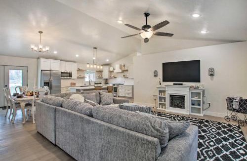 Bloomington House | Cozy + Chic Abode ~ 11 Mi to Bloomington Lake