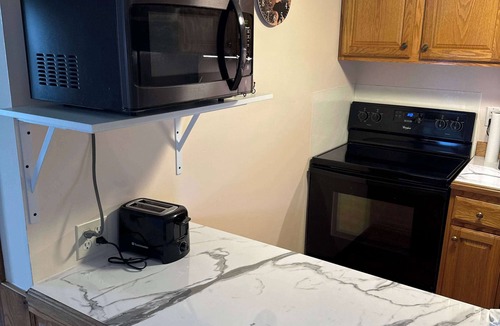 Berryville Apartment | Cozy Cottage Sleeps 4, Walk to Downtown Springs