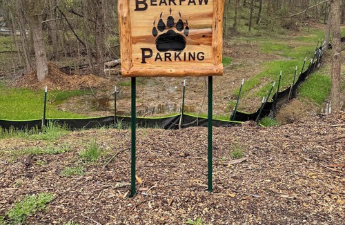 Berryville Apartment | Cozy Cottage Sleeps 4, Walk to Downtown Springs