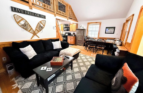 Albany House | Cozy Cottage-Sauna-Hot Tub-Grill-Gas Stove-Close to Skiing and Hiking