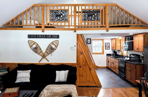 Albany House | Cozy Cottage-Sauna-Hot Tub-Grill-Gas Stove-Close to Skiing and Hiking