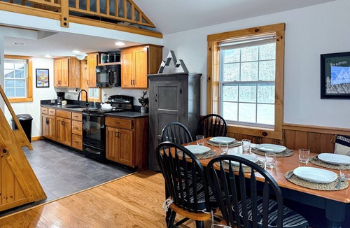 Albany House | Cozy Cottage-Sauna-Hot Tub-Grill-Gas Stove-Close to Skiing and Hiking